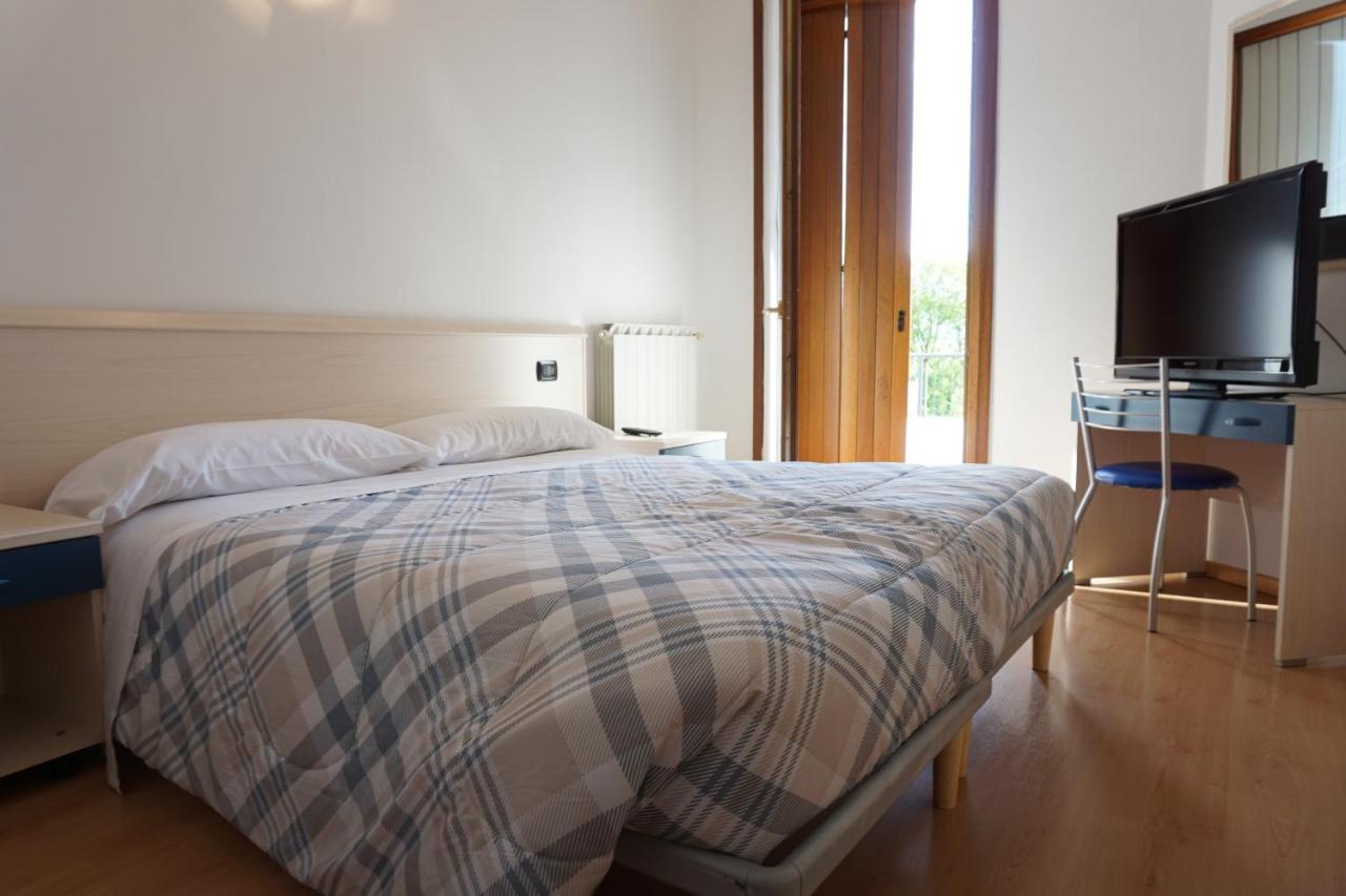 B&B La Villetta เบรโน ภายนอก รูปภาพ